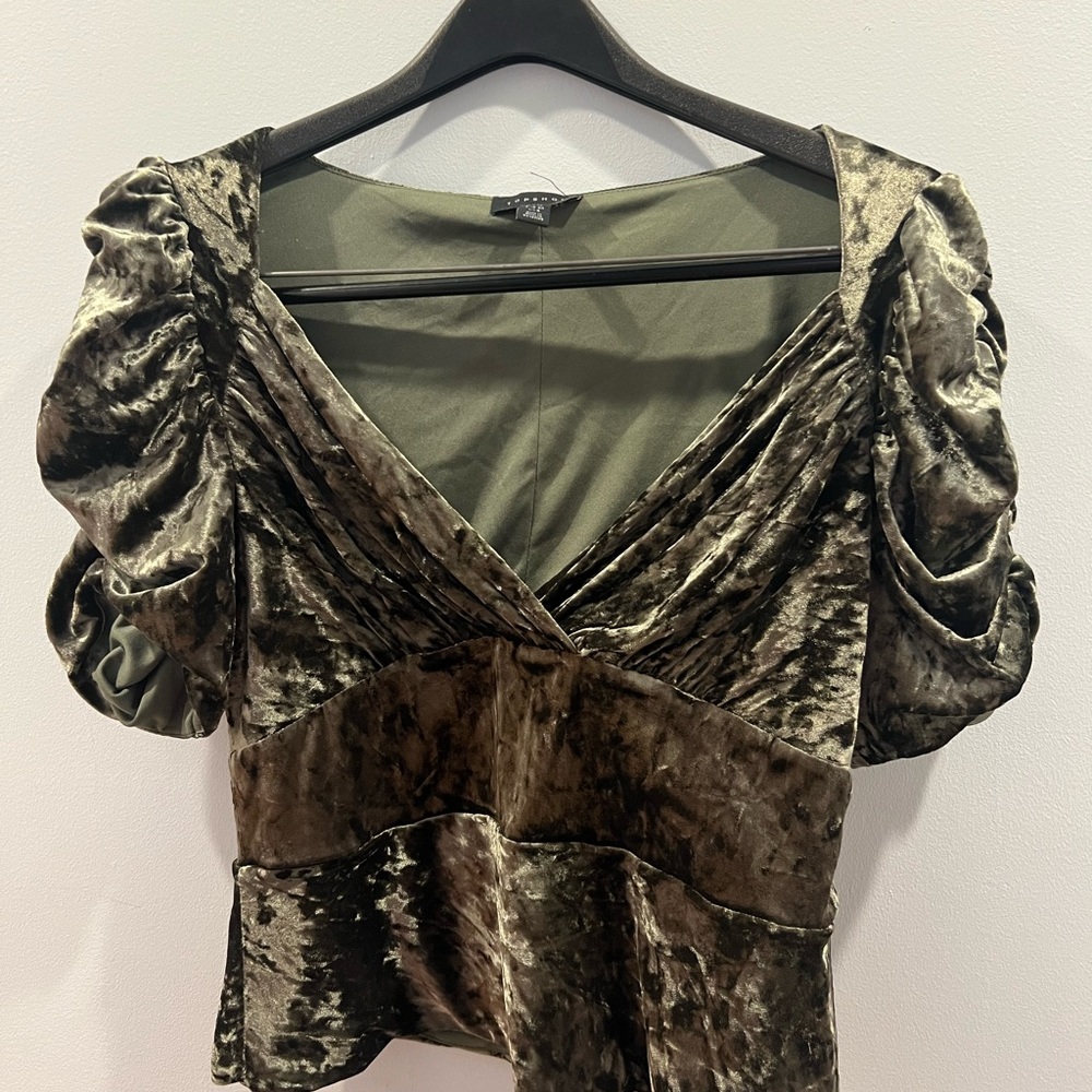 Gorgeous flattering green velvet Topshop top size 8- fits like a medium …